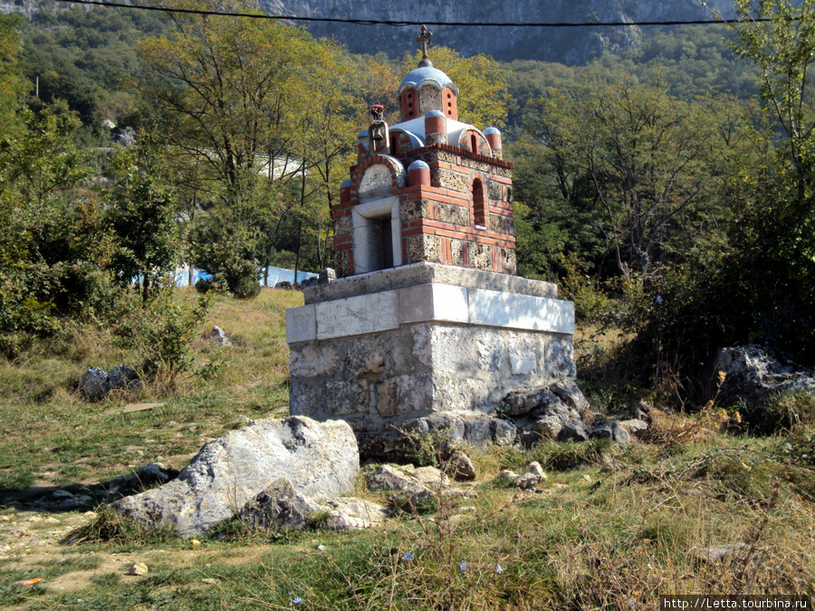 Маленькая церковь монастырь Острог, Черногория