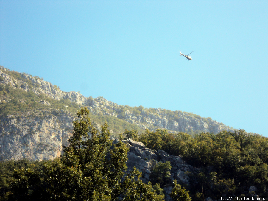 Вертолет над монастырем монастырь Острог, Черногория