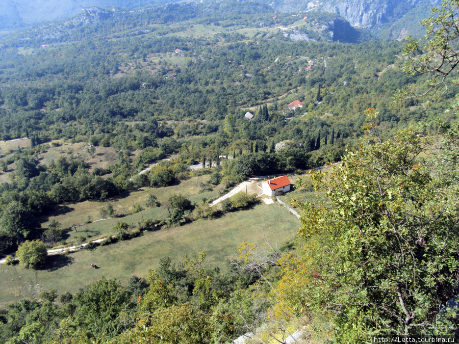 Домик в долине монастырь Острог, Черногория
