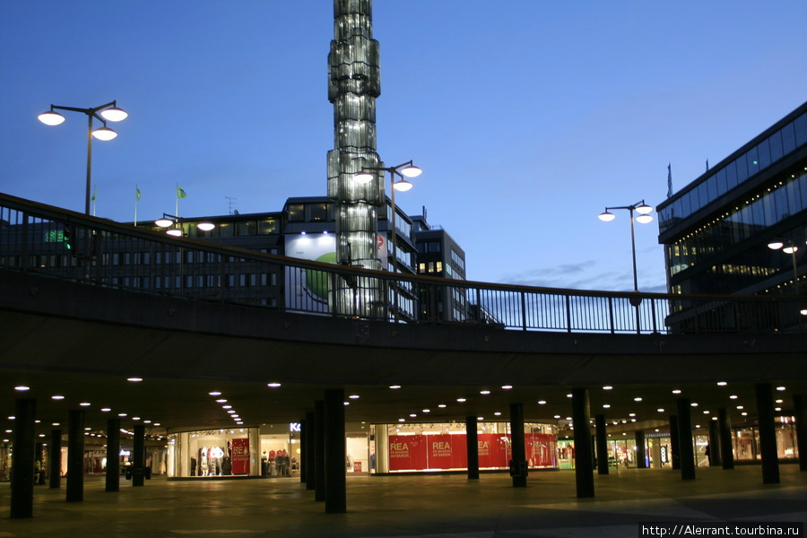 Интересной особенностью площади Сергельсторг является пешеходная зона непосредственно под площадью Стокгольм, Швеция