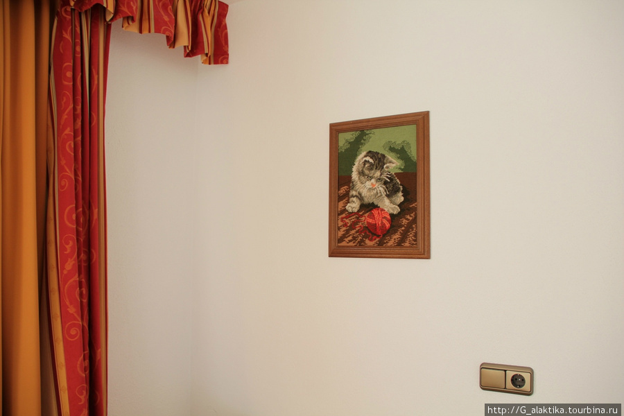 Милая деталь — картина вышита крестиком. Нам очень понравился этот котенок. Грис-на-Бреннере, Австрия