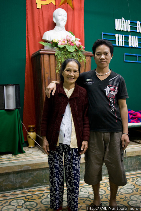 Учительница начальных классов и сторож в школе, мать с сыном. Вьетнам