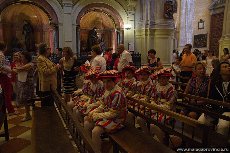 Приготовления к торжественной мессе в Кафедральном Соборе Малага, Испания