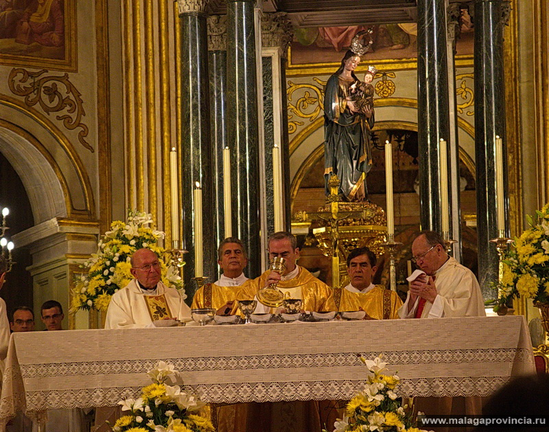 Архиепископ вкушает хлеба и пьет вино Малага, Испания