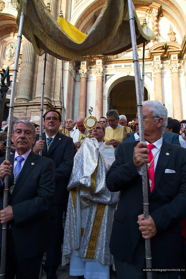 Раку с облаткой выносят из собора Малага, Испания