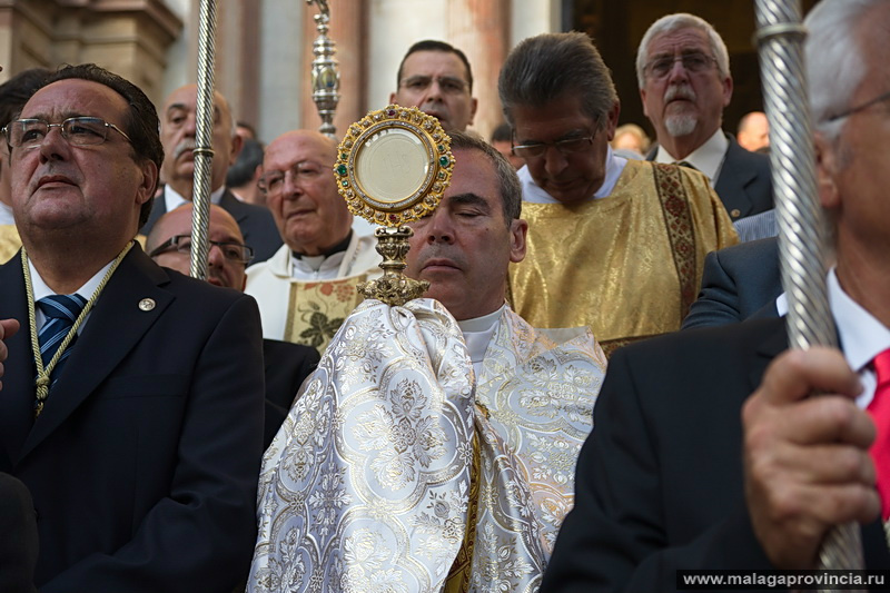 Архиепископ Малаги и рака с облаткой, символизирующей, очевидно, Тело Христово Малага, Испания