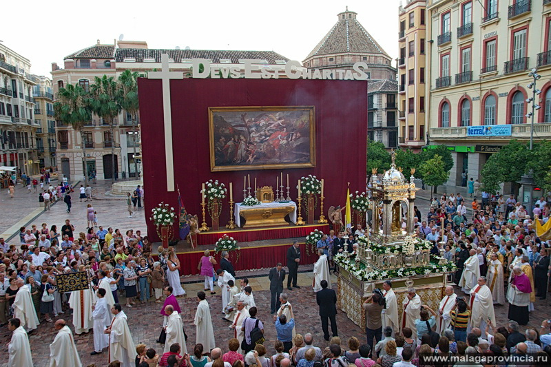Главная площадь города и главный алтарь Малага, Испания
