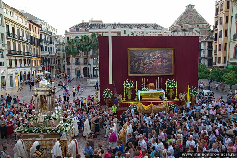 Главная площадь города и главный алтарь Малага, Испания
