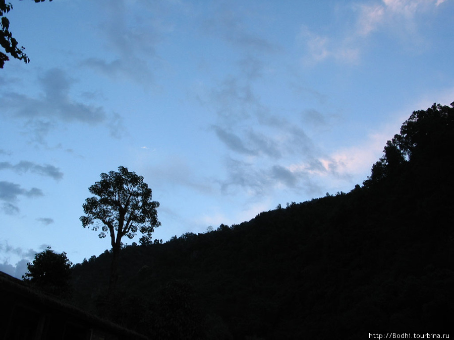 Вечером тут красиво — шум реки, лесистые горы Зона Гандаки, Непал
