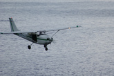 Летчик, бывший военный летчик палубной авиации, проходит низко над заливом, на высоте моста.