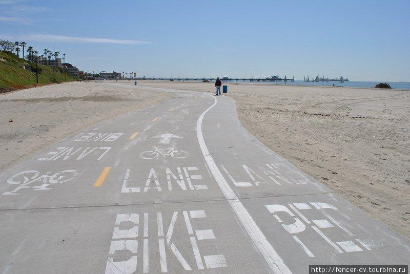 Широкая велосипедная дорожка — обязательный атрибут калифорнийских пляжей CША