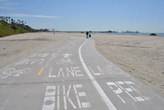 Широкая велосипедная дорожка — обязательный атрибут калифорнийских пляжей