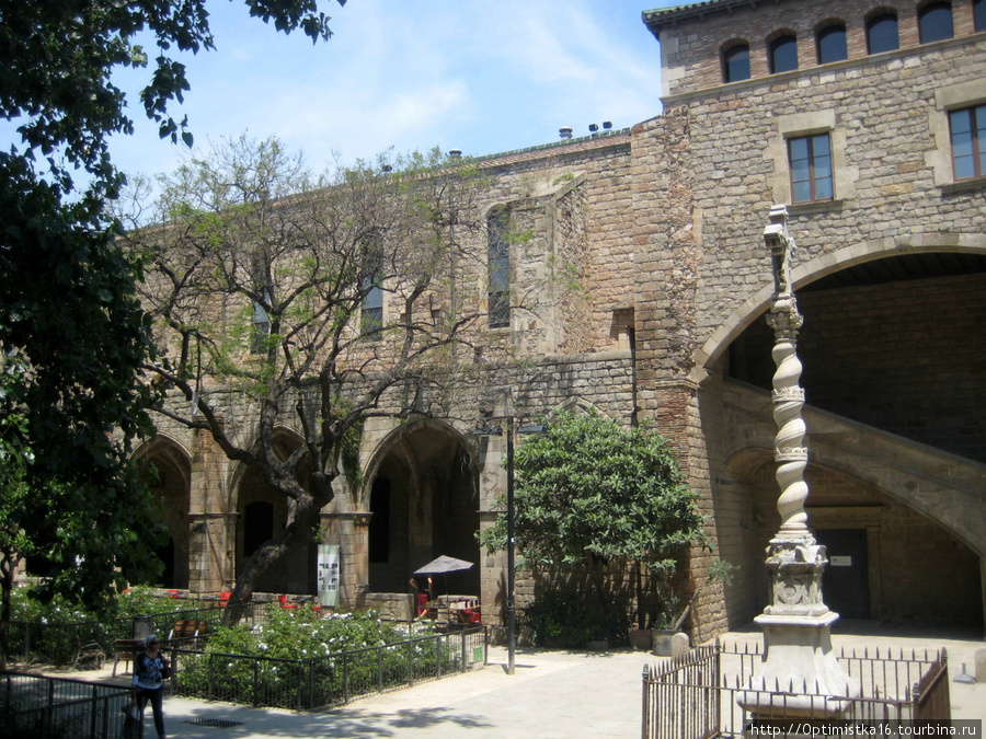 Старая больница - место, где провел последние дни Гауди. Барселона, Испания