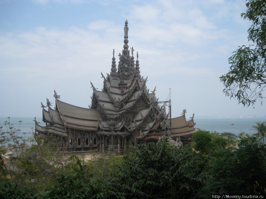 Храм истины выполнен полностью из дерева Канчанабури, Таиланд
