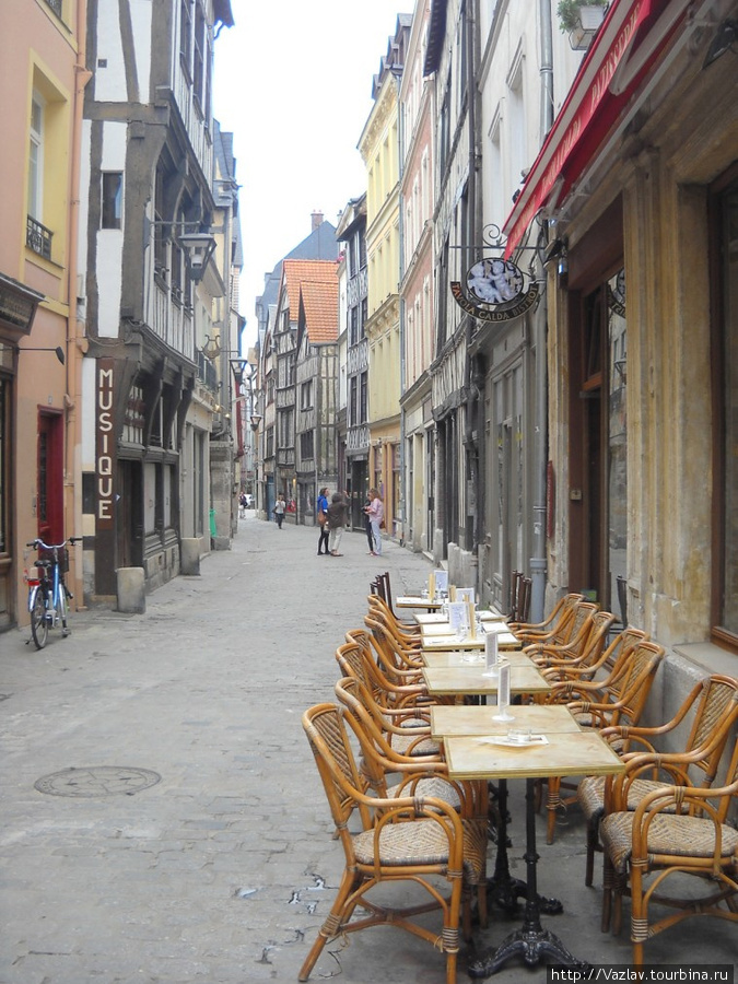 Уличные кафе добавляют колорита Руан, Франция