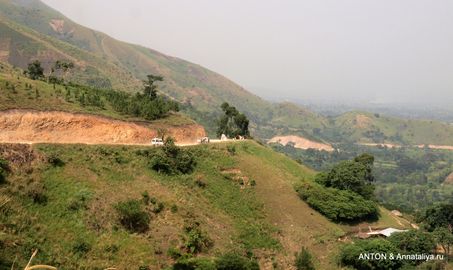 Дорога в деревню пигмеев ведет через отроги гор Рувензори Семулики Национальный Парк, Уганда