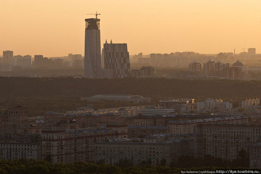 Дом на Мосфильмоский. Один из лучших ЖК в Москве. Надеюсь, Дон-Строю удастся отстоять последние этажи, которые хотят снести. Москва, Россия