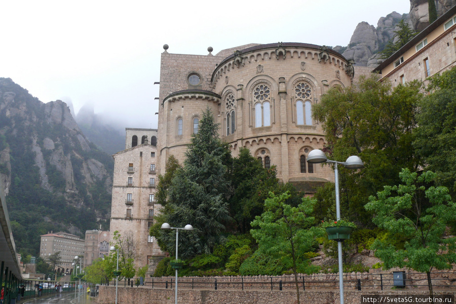 Монсеррат под проливным дождем. Монастырь Монтсеррат, Испания