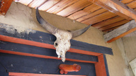 Над входом в дом: череп для счастья и лингам против злых духов