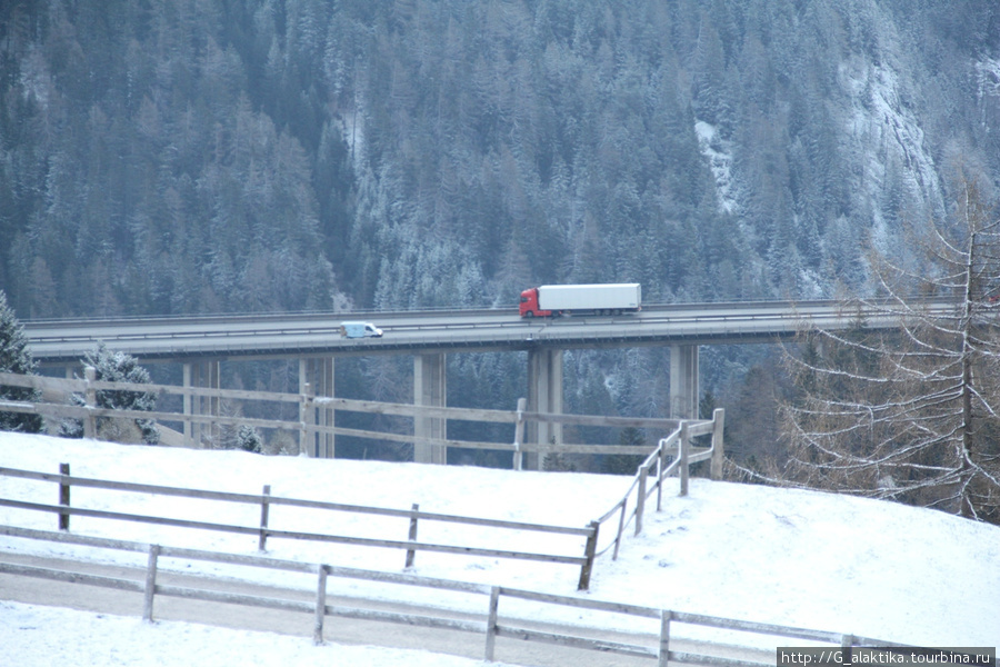 Вид из окна, увеличенный подвесной мостик из предыдущего фото. Грис-на-Бреннере, Австрия