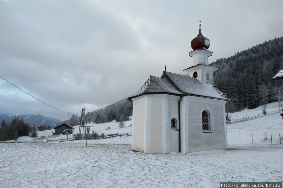 Вид из окна, небольшая церквушка Грис-на-Бреннере, Австрия