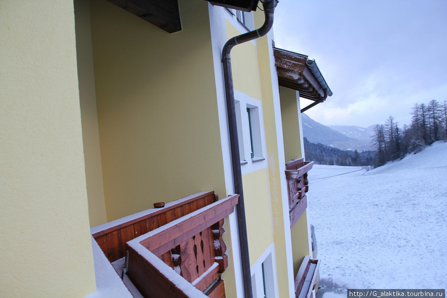 Резные перила деревянных болкончиков Грис-на-Бреннере, Австрия