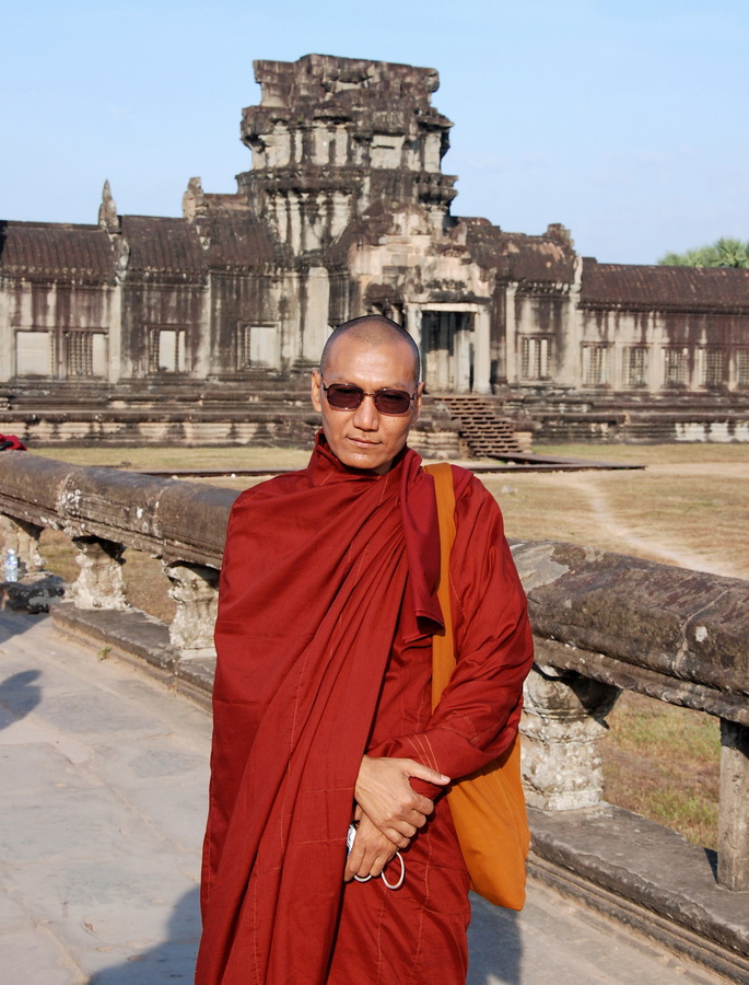 Этот монах меня удивил. Я пытался сфотографировать архитектуру так, чтобы он тоже случайно попал в кадр. Он заметил это и демонстративно начал позировать мне. Ангкор (столица государства кхмеров), Камбоджа
