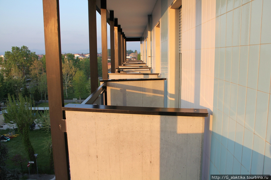 Вид с балкона на соседние балконы, сможете пожимать соседу ручку при случае. Римини, Италия