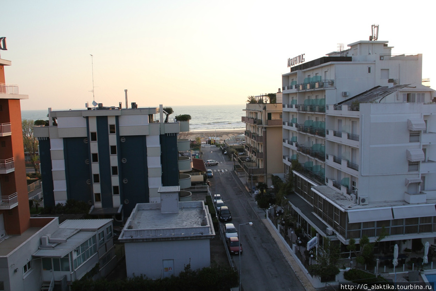 Вид с балкона на соседние отели и адриатическое побережье. Римини, Италия