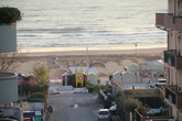 Вид с балкона на соседние отели и адриатическое побережье, розовые кабины для переодеваения переодевания  отелю.