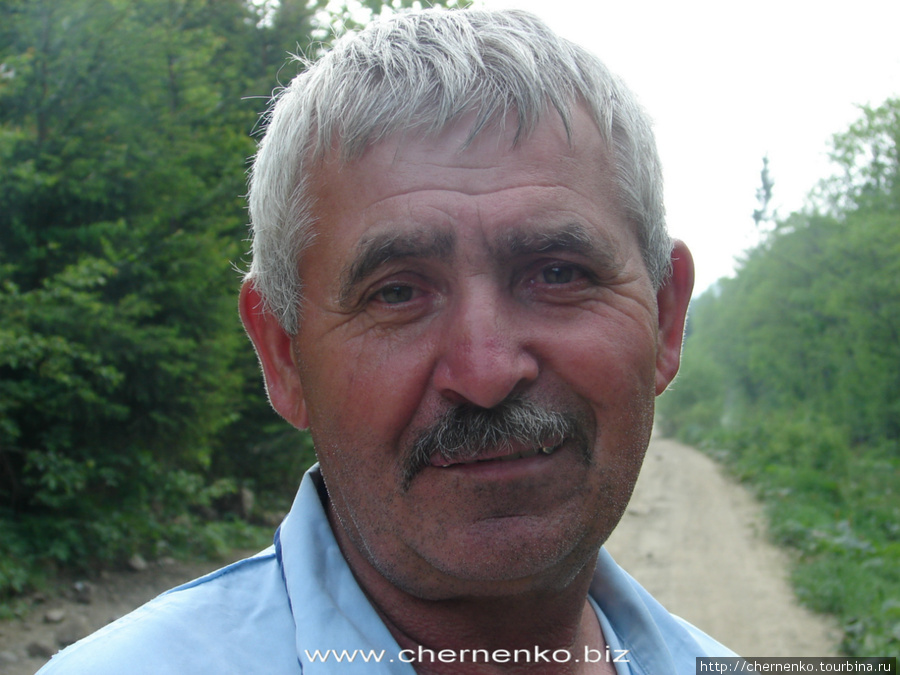Это машинист трамвайчика — как видно даже по фото, очень позитивный дядька Закарпатская область, Украина