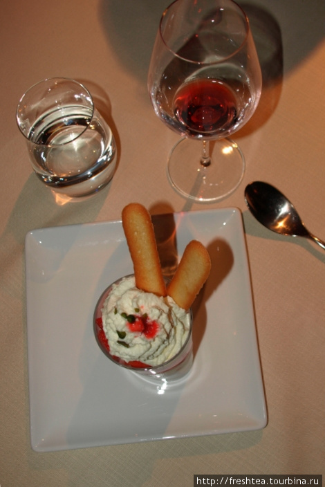 Какой летний выходной без сладкого? В кондитерской Grand Hotel des Alpes нам приглянулся десерт из свежей земляники и альпийских сливок. Шамони, Франция