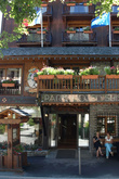 Приятное местечко для поклонников альпийского стиля — по-домашнему милый Park Hotel Suisse — как раз напротив Офиса по туризму Шамони-Монблан, но и до главного променада — улицы Паккард — отсюда рукой подать.
