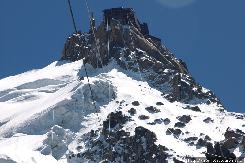 К верхней платформе на Полуденном пике (Aiguille du Midi) кабинка идет с 2.317 метров на 3.777 метров по тросу без  промежуточных опор. 
Перепад высот в 2.742 метров между нижней и верхней станциями делают эту канатную дорогу уникальной. К слову, на весь путь уходит всего 20 минут! Шамони, Франция