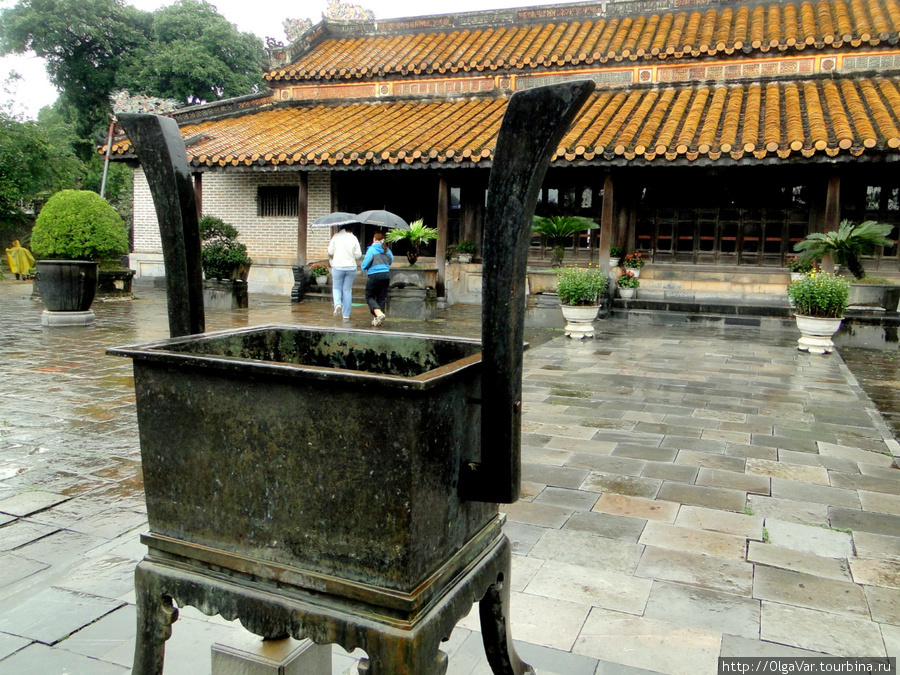 Скромность гробницы императора Ты Дыка Хюэ, Вьетнам