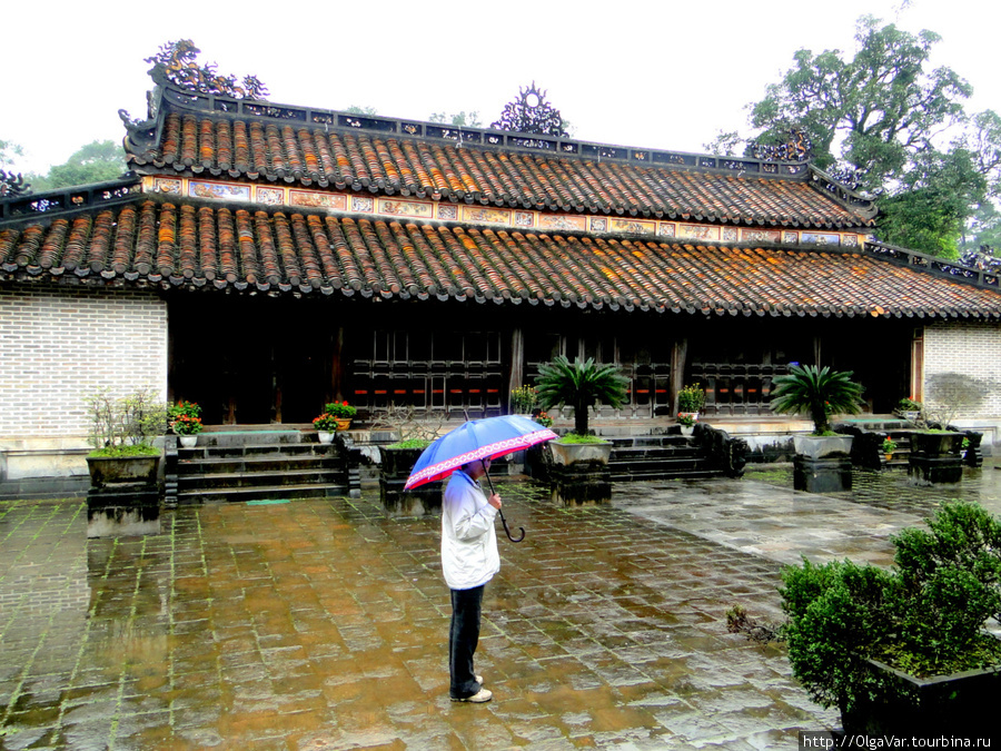 Перед своей смертью Ты Дык использовал храм Хоакхием как дворец, останавливаясь здесь на длительное время Хюэ, Вьетнам