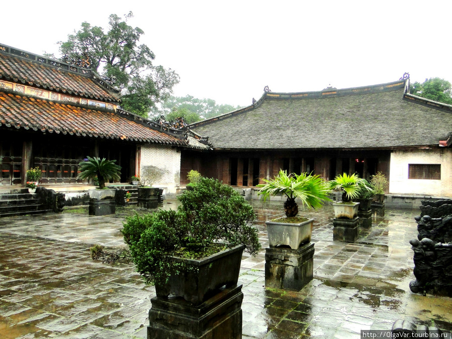 Всего в комплексе гробницы насчитывают 50 зданий разного назначения Хюэ, Вьетнам