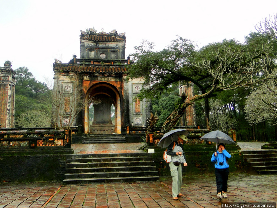 Весь осмотр достопримечательности проходил под непрекращающимся дождем Хюэ, Вьетнам