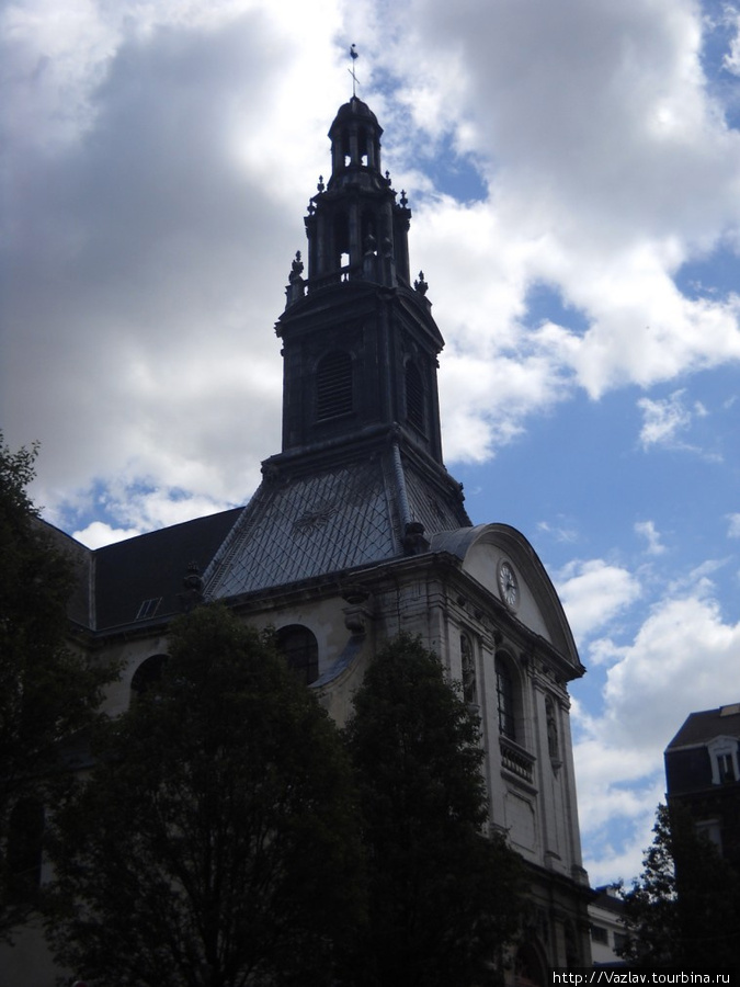 Здание церкви со стороны вокзала Руан, Франция