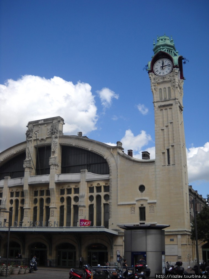 Здание вокзала снаружи Руан, Франция