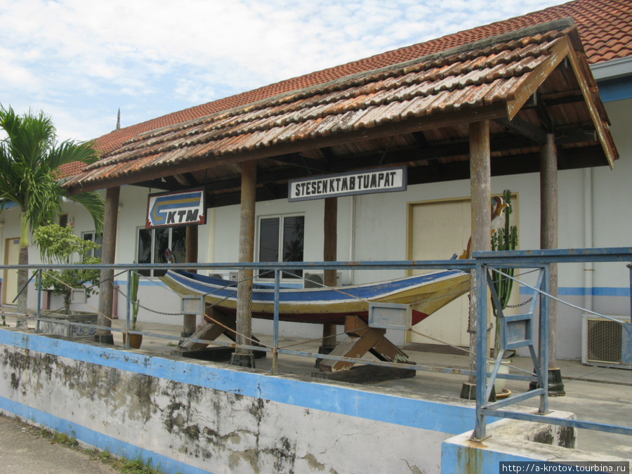 Лодка перед ж.д.ст.Тумпат стоит почему-то Тумпат, Малайзия