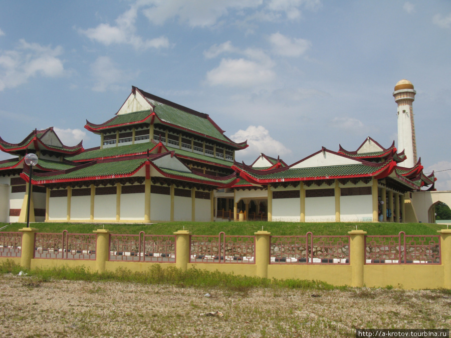 В 30 км от Кота-Бару (в приграничье) есть мечеть в китайском стиле Кота-Бару, Малайзия