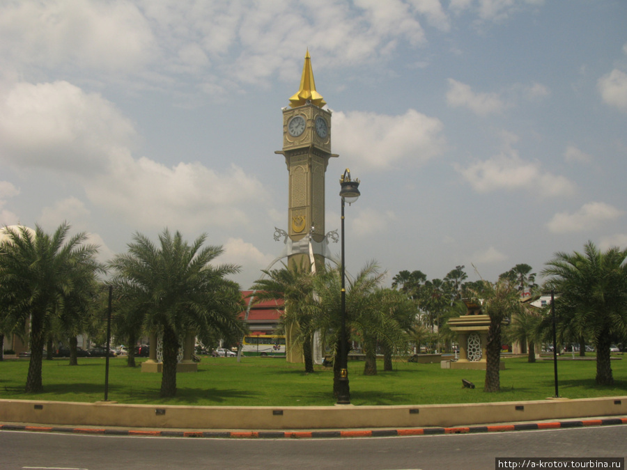 Кота-Бару, главная площадь с часовой башней и с Коранами Кота-Бару, Малайзия
