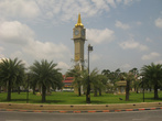 Кота-Бару, главная площадь с часовой башней и с Коранами