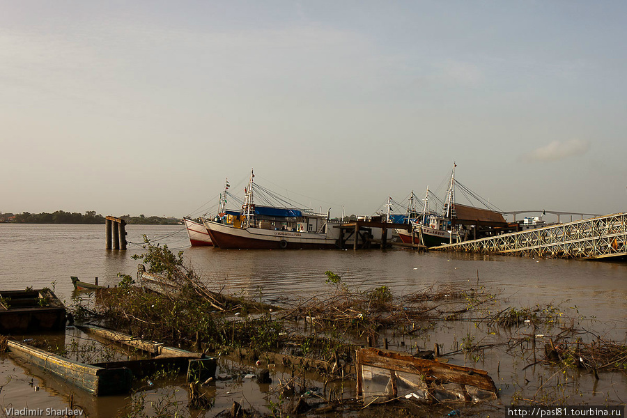 Парамарибо — портовый город. Но набережная реки Суринам не производит особого впечатления. Парамарибо, Суринам