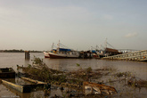 Парамарибо — портовый город. Но набережная реки Суринам не производит особого впечатления.