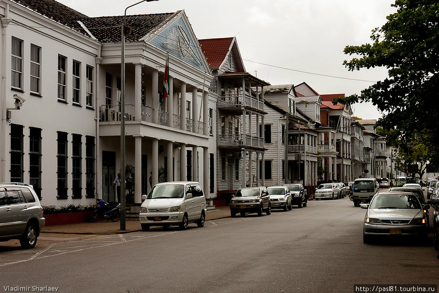 Парамарибо — столица голландской колонии в Южной Америке. Кроме официального языка это проявляется и в интересной колониальной архитектуре.