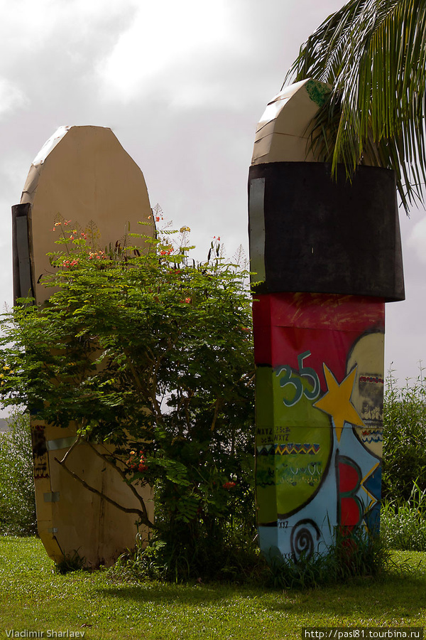Парамарибо запомнился мне интересными памятниками. Например на набережной стоят огромные шлепанцы! Парамарибо, Суринам