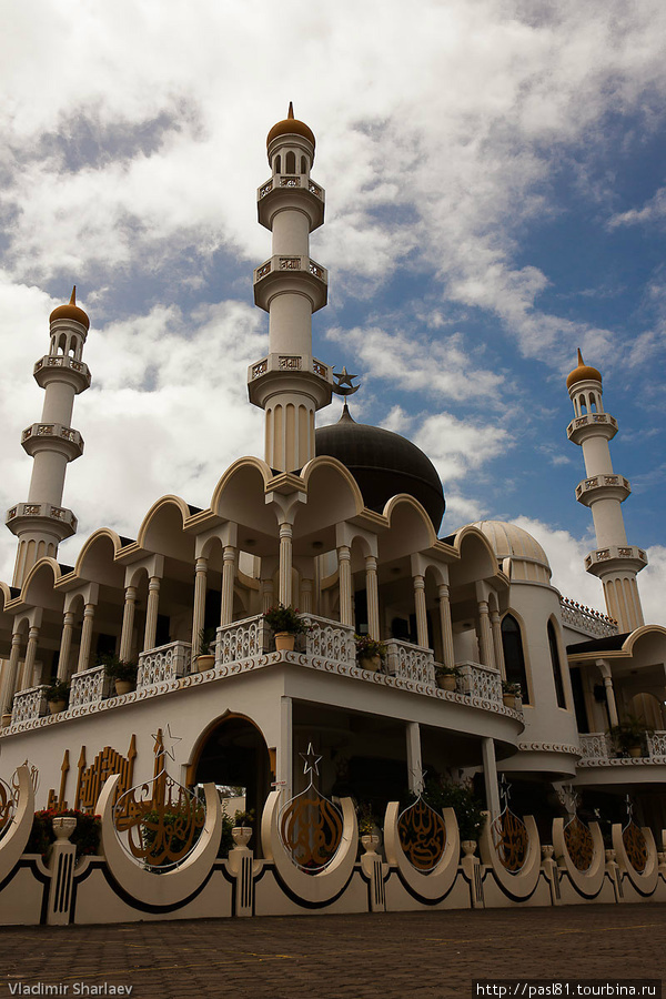 Мечеть красивая. Считается самой большой в Карибском регионе.
