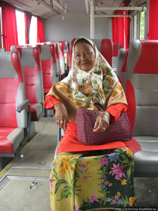 Старушка в автобусе Кота-Бару, Малайзия